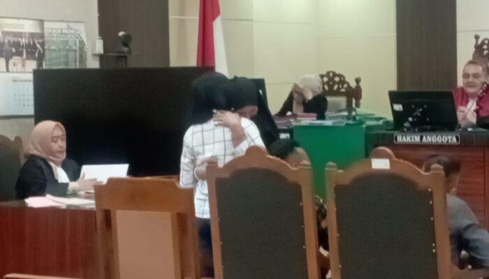 Sidang Perdana dugaan Kasus Penganiayaan Penyanyi Dewi Dew,Dew, digelar