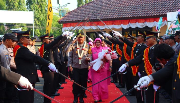 Tradisi Pedang Pora Sambut AKBP Doni Prakoso Widamanto Pejabat Baru Kapolres Pekalongan