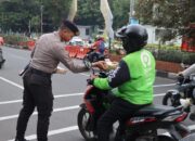 Polres Metro Depok Laksanakan Kegiatan Jum’at Berkah, Berbagi Makan Siang Gratis kepada Pengguna Jalan, Terutama Ojek Online dan Supir Angkutan Umum