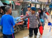 Brimob Polda Metro Jaya Bagikan Takjil untuk Warga Terdampak Banjir di Pondok Gede Permai, Bekasi