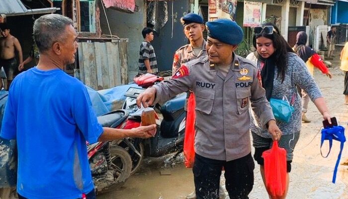 Brimob Polda Metro Jaya Bagikan Takjil untuk Warga Terdampak Banjir di Pondok Gede Permai, Bekasi