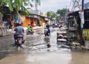 Tiga Hari Terendam, Jalan Bangun Nusa Raya Lumpuh Akibat Saluran Mampet dan Kios di Atas Parit