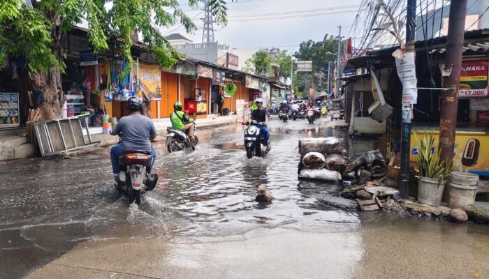 Tiga Hari Terendam, Jalan Bangun Nusa Raya Lumpuh Akibat Saluran Mampet dan Kios di Atas Parit