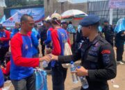 Brimob Polda Metro Jaya Tunjukkan Pengamanan Humanis di Aksi Unjuk Rasa Jakarta