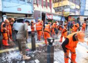 Petugas Gabungan Kelurahan Kramat Bersih-bersih Jalur Pejalan Kaki