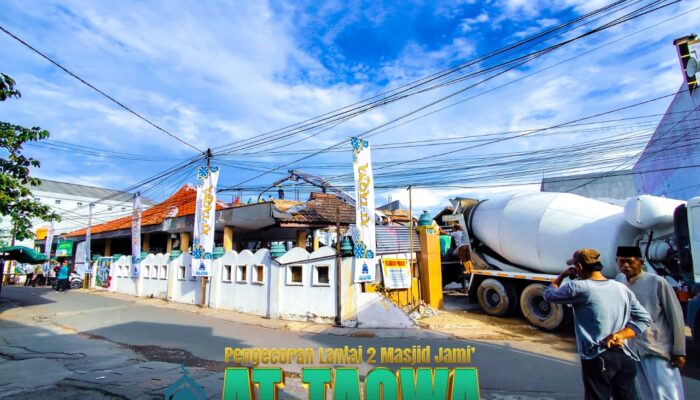 Masjid Jami At-Taqwa Dibersihkan, Warga Meruya Selatan Ajak Umat Berlomba-lomba dalam Kebaikan