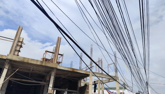 Potensi Maut di Rumah Ibadah, Kabel Komunikasi Dibiarkan Mengancam Jamaah Masjid At-Taqwa Meruya Selatan