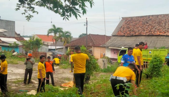 Wujud Kepedulian pada Peninggalan Bersejarah, Polres Lampung Selatan Bersih – Bersih Eks Kantor Pos Lama Kalianda