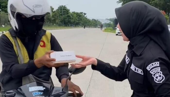 Sapa Masyarakat, Polwan Polda Lampung Bagikan Takjil Berbuka Puasa