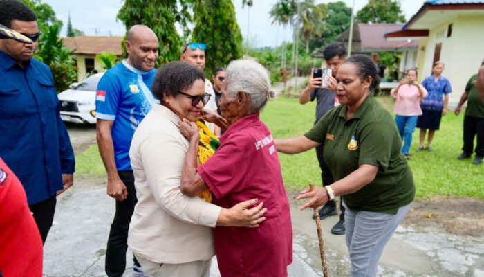 Wamendagri Ribka Haluk Pastikan Perhatian Pemerintah bagi Lansia Saat Kunjungi Panti Tresna Werdha Jayapura