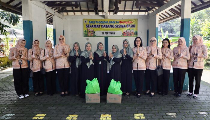 DWP Kemendagri Serahkan Bantuan Paket Sembako bagi Warga Terdampak Banjir di Kompleks DDN Karang Mulya Tangerang