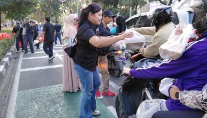 Tebar Kebaikan Ramadan, Pokja PWI Wali Kota Jakbar Bagikan Takjil dan Santunan