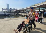 Polisi Bantu Penumpang Berkebutuhan Khusus di Kali Adem, Wujud Pelayanan Humanis