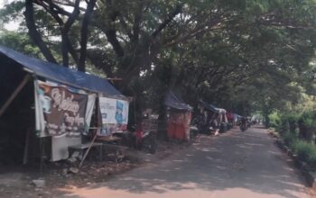 Bangunan Semi Permanen PKL Menjamur di Bantaran Cengkareng Drain, Kinerja Pemkot Jakbar Dipertanyakan