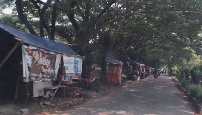 Bangunan Semi Permanen PKL Menjamur di Bantaran Cengkareng Drain, Kinerja Pemkot Jakbar Dipertanyakan