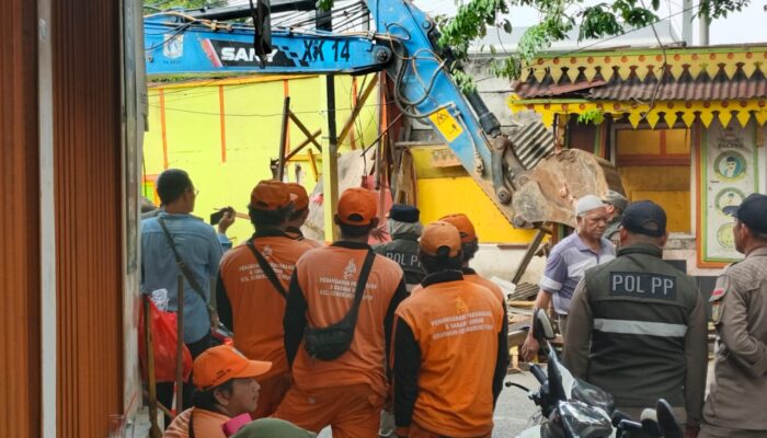 Bangunan Liar di Atas Saluran Air Dibongkar, Warga Cengkareng Sambut Harapan Baru Bebas Banjir