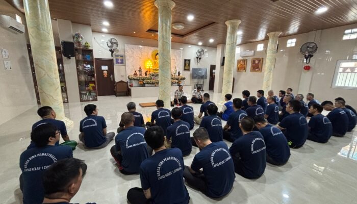 Perkuat Pembinaan Kepribadian, Kalapas Cipinang Ajak Umat Buddha Jaga Tata Tertib dan Kehormatan Vihara