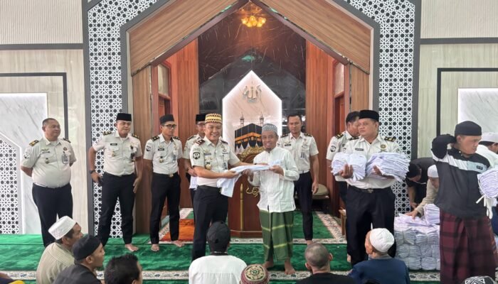 Kalapas Cipinang Bagikan Ratusan Baju Koko, Dorong 200 Santri Jadi Teladan Bagi Warga Binaan